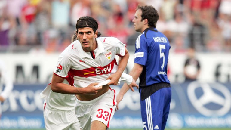 VfB-Stürmer Mario Gomez bejubelt spät das 1:0 gegen den HSV. 
