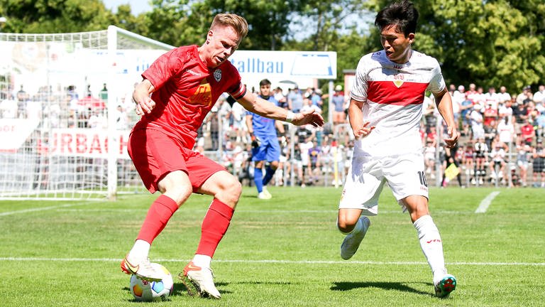 Spielszene zwischen Denis Lübke (SSV Reutlingen) und Wooyeong Jeong (VfB Stuttgart) (Foto: IMAGO, IMAGO / Pressefoto Baumann)
