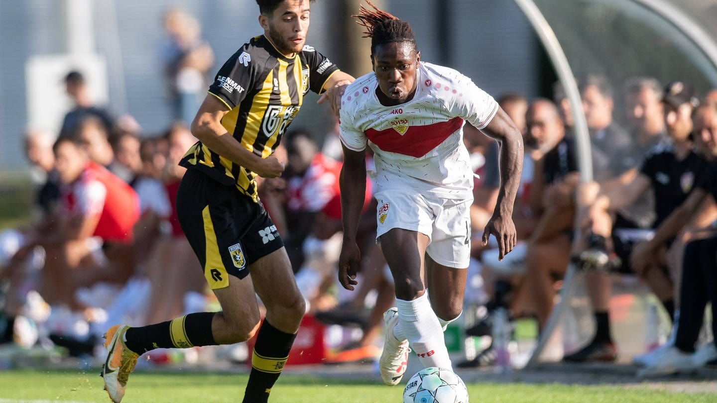 Mohamed Sankoh konnte sich mit dem VfB Stuttgart gegen Kaya Simons und Vitesse Arnheim durchsetzen. (Foto: IMAGO, IMAGO / Pro Shots)