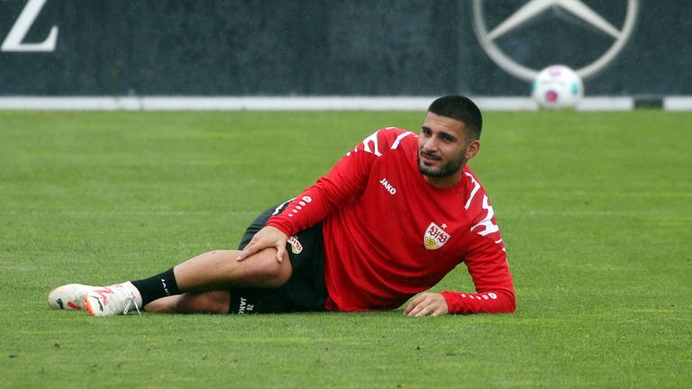 Deniz Undav liegt im Training des VfB Stuttgart auf dem Rasen.