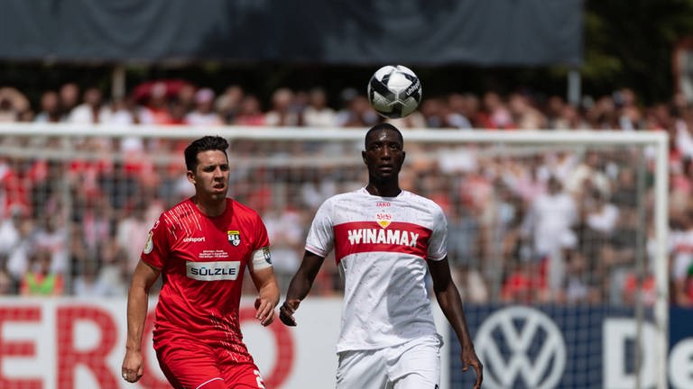 Matthias Schmitz von der TSG Balingen im Duell mit Serhou Guirassy vom VfB Stuttgart
