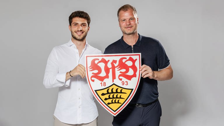 Neuzugang Leonidas Stergiou mit VfB-Sportdirektor Fabian Wohlgemuth (Foto: Pressestelle, VfB Stuttgart)
