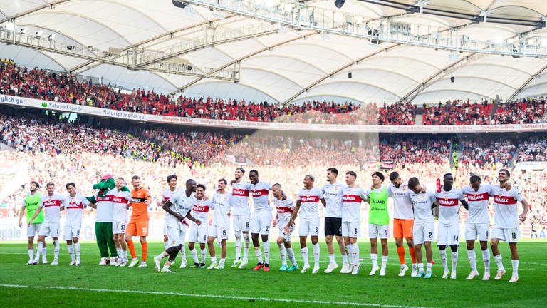 Der VfB Stuttgart bejubelt den 5:0-Heimerfolg gegen den SC Freiburg