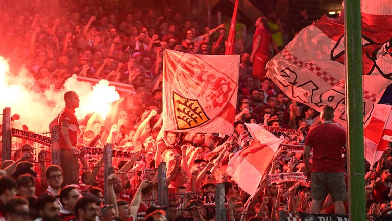 VfB-Präsident Claus Vogt kann sich das kontrollierte Abbrennen von Pyro im Stadion vorstellen. 