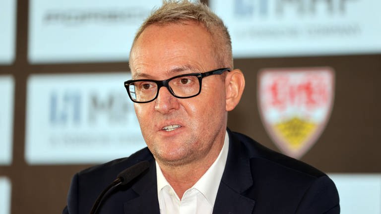 Alexander Wehrle (Vorstandsvorsitzender VfB Stuttgart) auf einer Pressekonferenz
