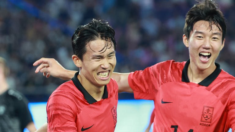 Jeong Woo-yeong (li.) und Südkorea haben das Finale der Asienspiele gewonnen (Foto: picture-alliance / Reportdienste, Picture Alliance)