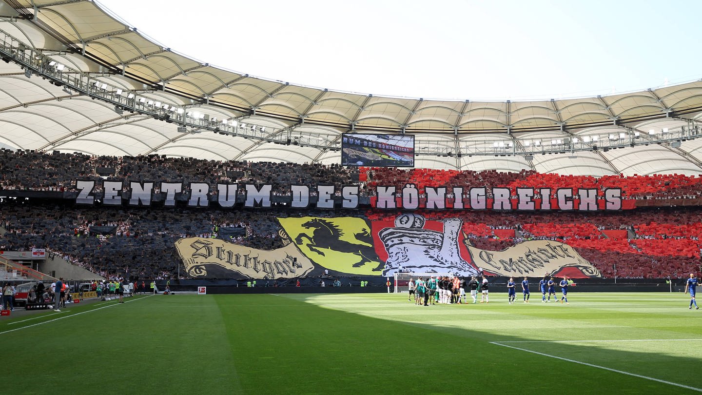 Die Cannstatter Kurve beim letzten Heimspiel des VfB Stuttgart gegen die TSG Hoffenheim (27.05.23). (Foto: IMAGO, Sportfoto Rudel)