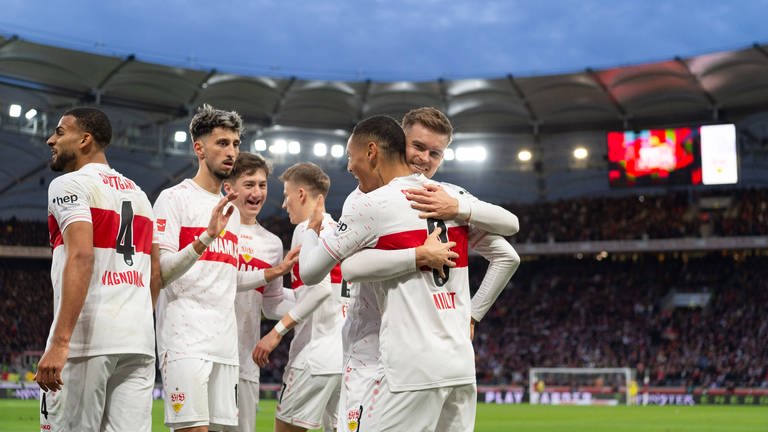 VfB-Spieler jubeln nach dem Tor zum 1:0 druch Chris Führich gegen Leverkusen. (Foto: IMAGO, IMAGO / Eibner)