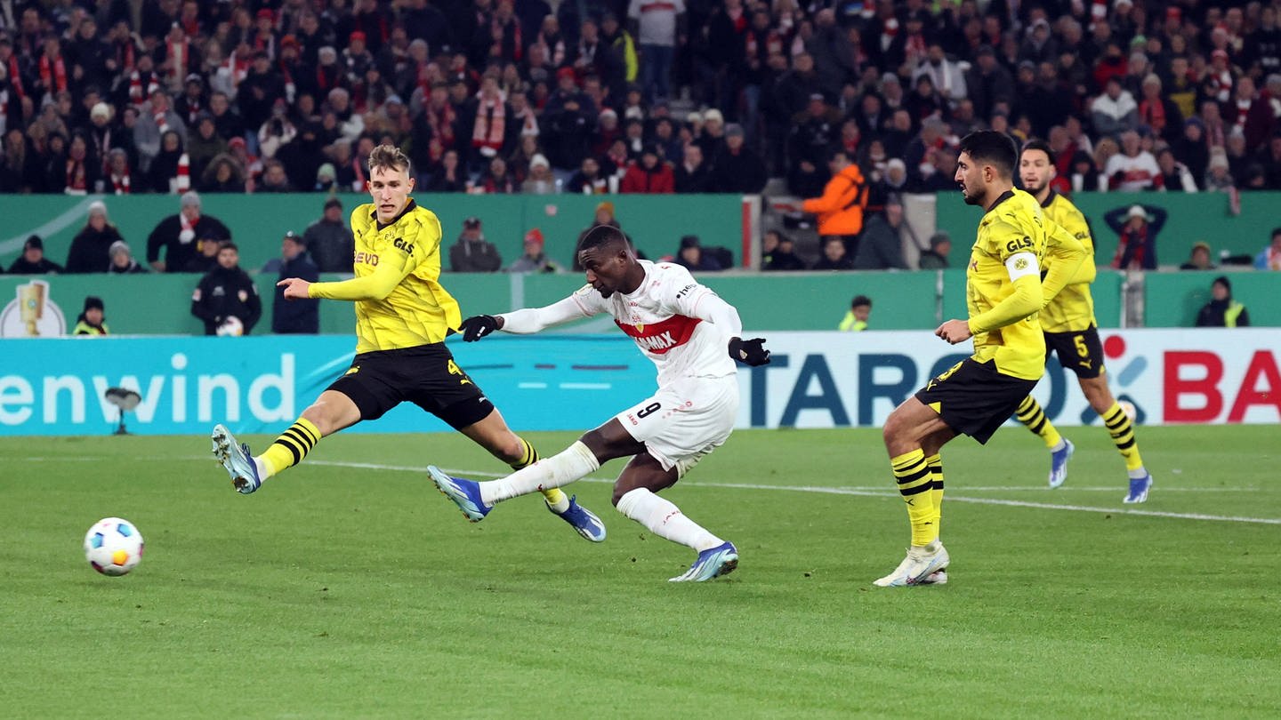 Serhou Guirassy erzielt den Führungstreffer des VfB Stuttgart beim 2:0-Sieg gegen Borussia Dortmund im DFB-Pokal-Achtelfinale. (Foto: IMAGO, Sportfoto Rudel)