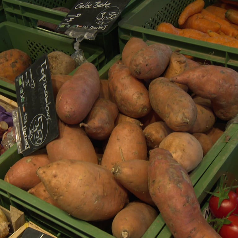 In der Auslage des Hofladens liegen Kartoffeln, Tomaten und anderes Gemüse. (Foto: SWR)