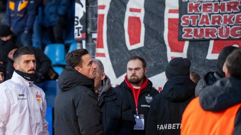 Christian Gentner (2.v.l.), Leiter der Lizenzspielerabteilung des VfB Stuttgart, versucht im "Bochumer Fahnenstrei" zu vermitteln