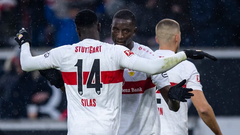 Silas (vorne) und Serhou Guirassy fehlen dem VfB Stuttgart aktuell wegen des Afrika-Cups