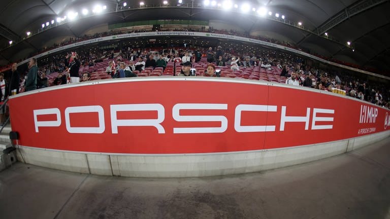 In großen Lettern prangt Porsche schon länger in der Stuttgarter Arena. (Foto: IMAGO, IMAGO / Sportfoto Rudel)