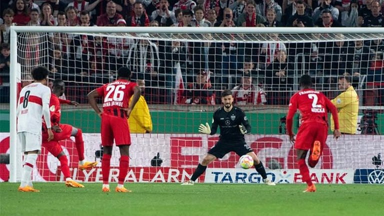 Stuttgart fliegt im Pokalhalbfinale 202223 gegen Frankfurt raus (Foto: IMAGO, Michael Fleschner)