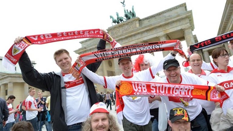 Stuttgart-Fans bejubeln das Pokalfinale 2013 in Berlin (Foto: IMAGO, Jörg Bernstein)