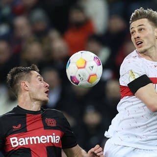 Duell zwischen  Anthony Rouault (VfB Stuttgart) und Patrick Schick (Bayer Leverkusen)