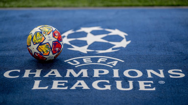 Ball mit Logo der UEFA Champions League (Foto: IMAGO, motivio)
