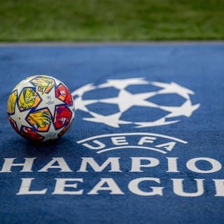 Ball mit Logo der UEFA Champions League (Foto: IMAGO, motivio)