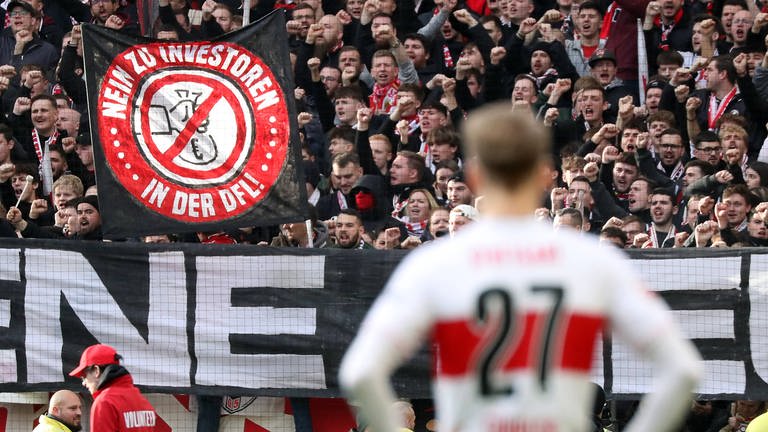 Plakat im VfB-Block: "Nein zu Investoren in der DFL"