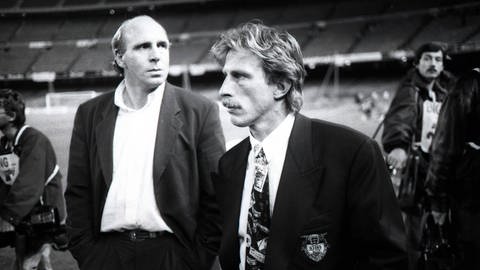 Manager Dieter Hoeneß und Trainer Christoph Daum 1992 nach dem Ausscheiden gegen Leeds