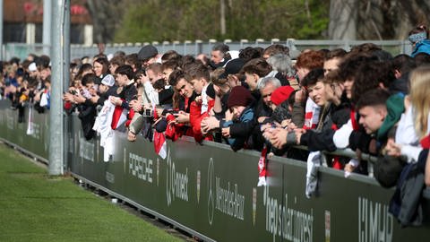 Große Fan-Euphorie beim öffentlichen Training des VfB Stuttgart. (Foto: IMAGO, Sportfoto Rudel)
