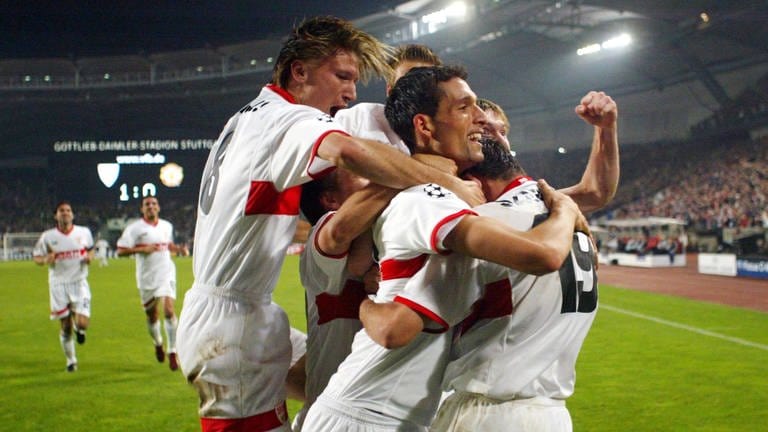 Oktober 2003: Die Mannschaft des VfB Stuttgart um Jurica Vranjes (l.) und Kevin Kuranyi (r.) feiert mit einem 2:1-Heimsieg gegen Manchester United vor 50.0000 Zuschauern den ersten Sieg in einer Champions-League-Gruppenphase. Mit insgesamt vier Siegen aus sechs Gruppenspielen qualifiziert sich der VfB als Tabellenzweiter für das Achtelfinale – auch das ist eine Premiere. 