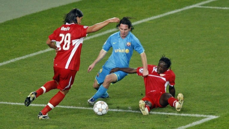 Oktober 2007: Der große FC Barcelona ist in Stuttgart zu Gast. Selbst im Doppelpack gelingt es Sami Khedira (l.) und Arthur Boka (r.) nicht, Superstar Lionel Messi (m.) zu stoppen. Der Argentinier trifft zum 0:2-Endstand aus Sicht der Schwaben. 