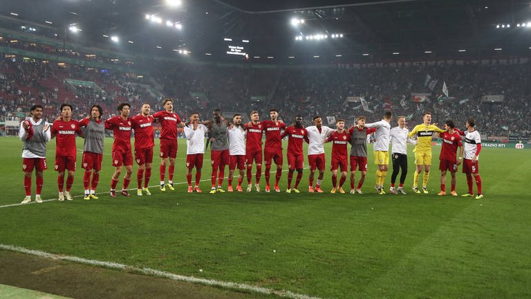 Die Mannschaft des VfB Stuttgart nach Spielende beim feiern.