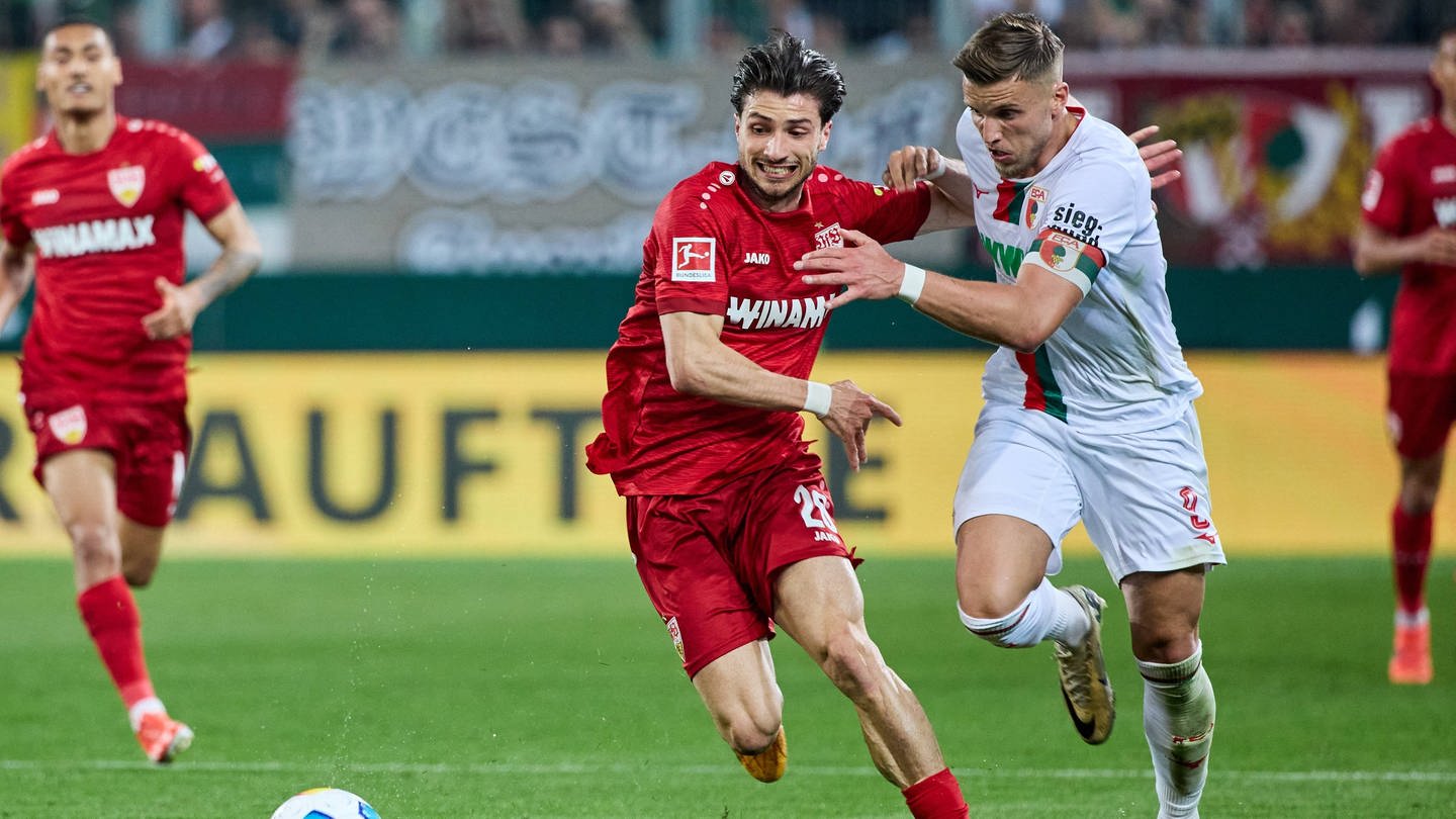 Leonidas Stergiou vom VfB Stuttgart im Zweikampf mit Jeffrey Gouweleeuw vom FC Augsburg (Foto: IMAGO, kolbert-press)