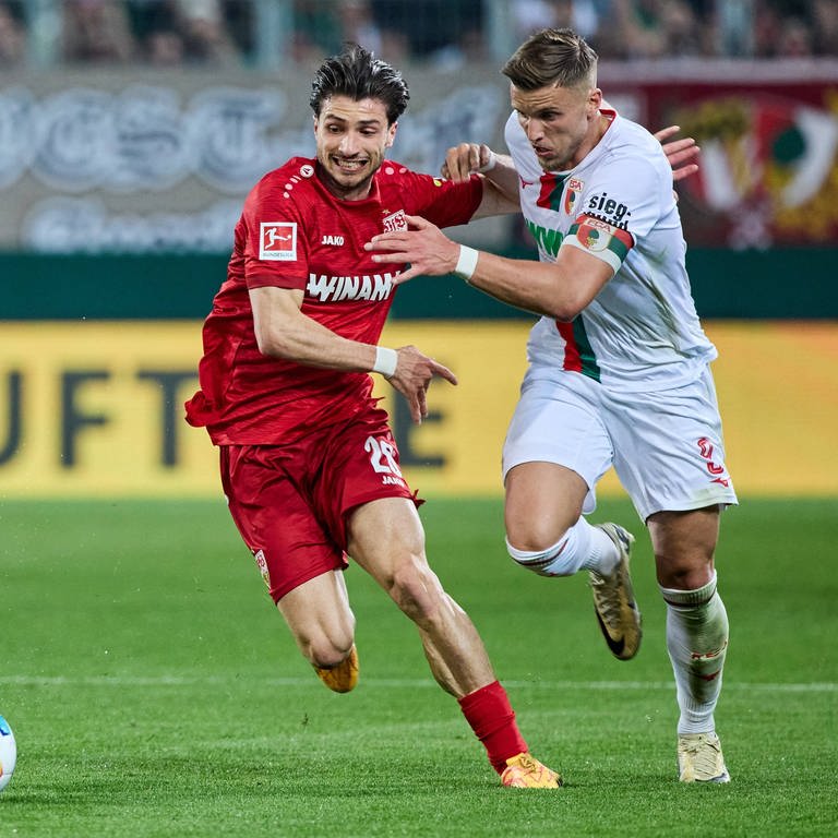 Leonidas Stergiou vom VfB Stuttgart im Zweikampf mit Jeffrey Gouweleeuw vom FC Augsburg