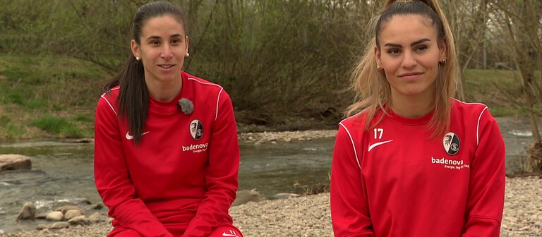 Ereleta Memeti und Hasret Kayikci, Spielerinnen beim SC Freiburg, im SWR-Interview. (Foto: SWR)