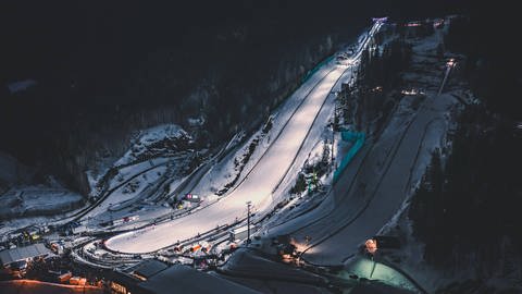 Die Skisprungschanze im norwegischen Vikersundbakken. Sprünge über 100 Meter sind die die Regel. Wie müssten neue Skisprungschanzen aussehen, damit Sprünge über 300 Meter möglich wären? (Foto: IMAGO, imago)