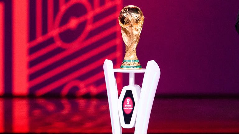 Der WM-Pokal bei der Auslosung der Gruppen in DohaKatar. (Foto: IMAGO, IMAGO / MIS International)