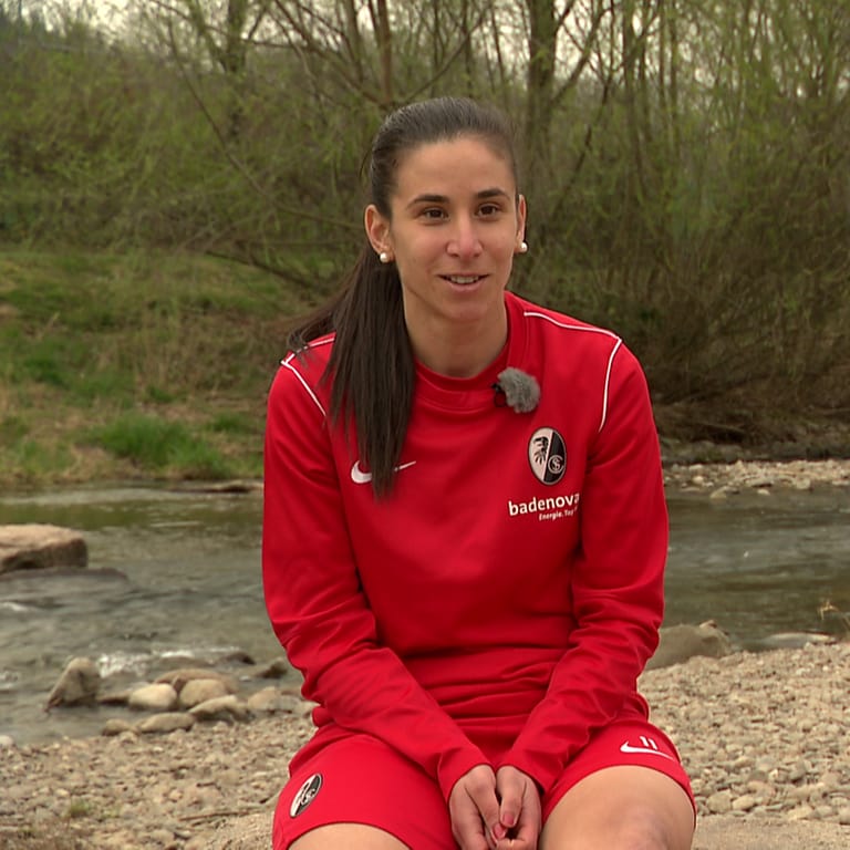 Ereleta Memeti und Hasret Kayikci, Spielerinnen beim SC Freiburg, im SWR-Interview. (Foto: SWR)