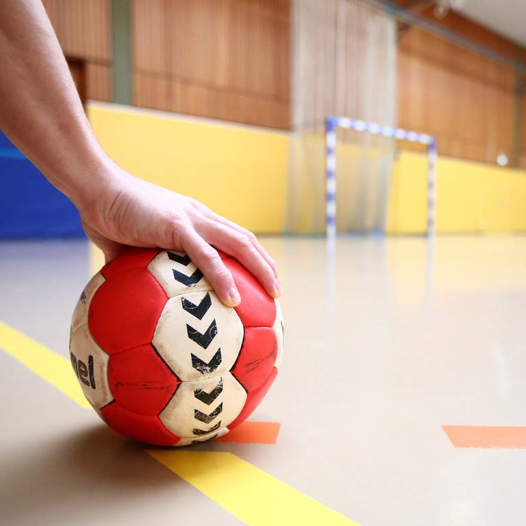 In einer Sporthalle liegt ein Handball auf dem Boden. (Foto: picture-alliance / Reportdienste, Picture Alliance)