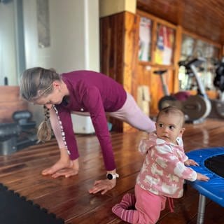Fabienne Königstein bei Gymnastik mit Tochter (Foto: privat)