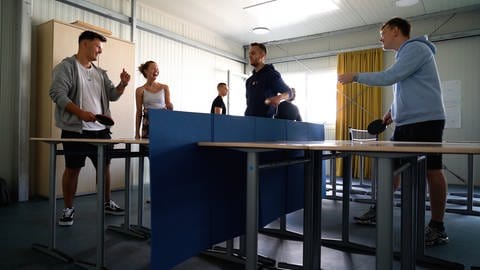 Schüler in der Berufsbildenden Schule des Landkreises Ahrweiler spielen Tischtennis mit improvisierten Tischtennisplatten im Klassenzimmer. Zwei zwei Jahren hat die Ahrflut ihre Sporthalle zerstört. (Foto: SWR)