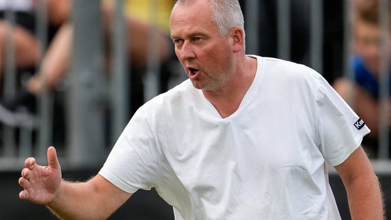 Faustball-Bundestrainer Olaf Neuenfeld ist mit seiner Mannschaft auf Titelkurs bei der Heim-WM