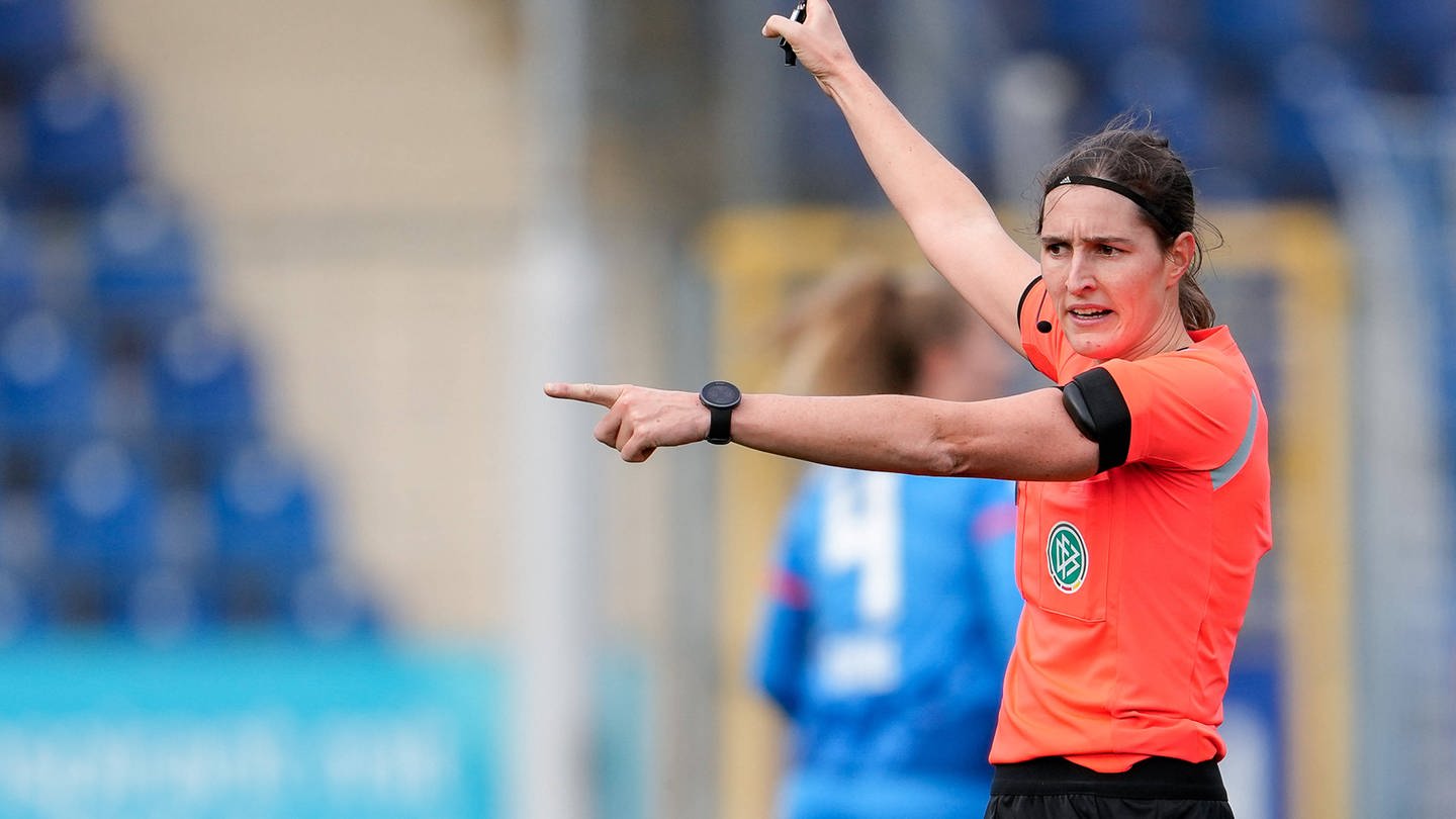 Naemi Breier aus Zerf pfeift in der Frauen-Bundesliga. (Foto: IMAGO, IMAGO / foto2press)