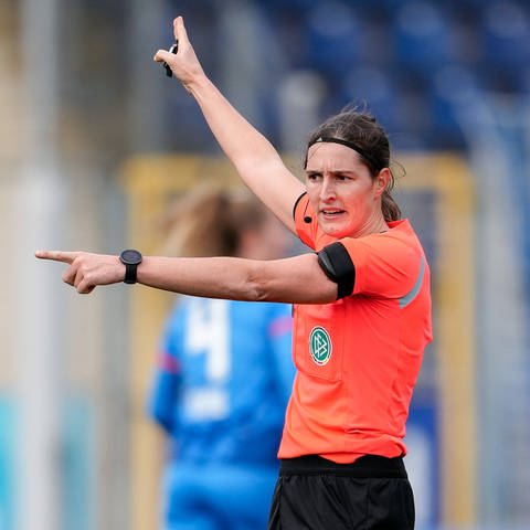 Naemi Breier aus Zerf pfeift in der Frauen-Bundesliga.