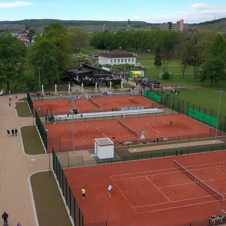 Der erste Bauabschnitt bei der Wiederherstellung der Tennisanlage des HTC Bad Neuenahr ist fertig (Foto: SWR, SWR Screenshot)