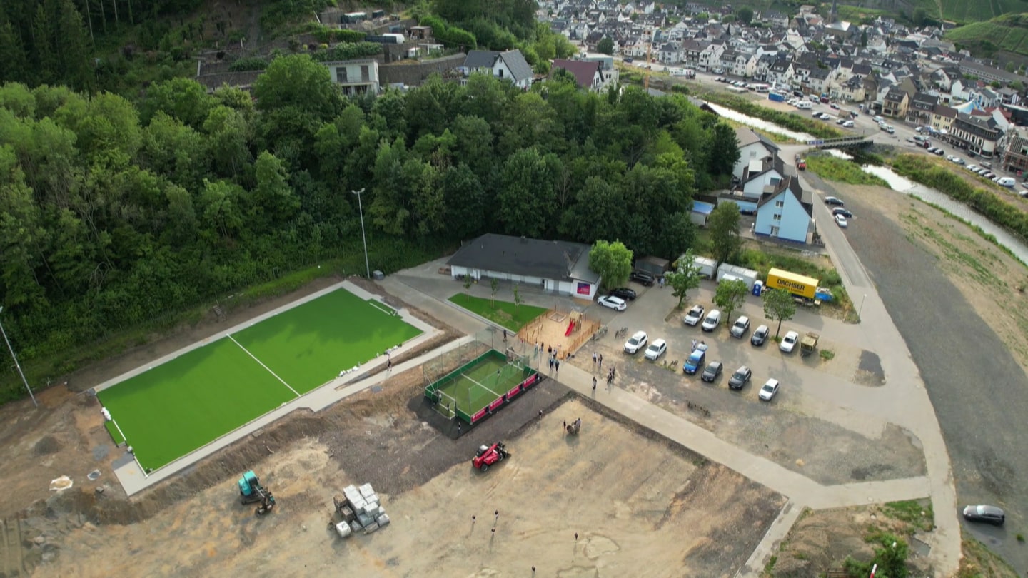 Umzäunter Fußballplatz in Dernau an der Ahr sowie ein neues Kleinspielfeld. (Foto: SWR)