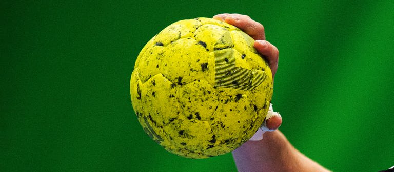 Hand hält verharzten gelben Handball beim Ausholen zum Wurf (Foto: IMAGO, Imago 1002874501)