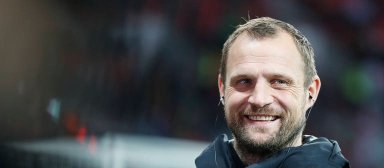 Mainz 05-Trainer Bo Svensson strahlt nach dem 3:2 gegen Leverkusen. (Foto: IMAGO, IMAGO | Sven Simon)