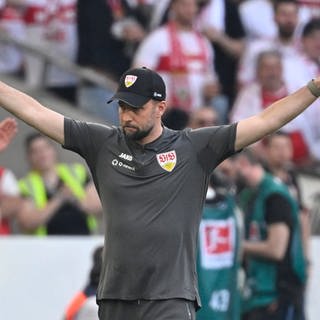 Trainer Sebastian Hoeneß feiert den souveränen 3:0-Sieg des VfB Stuttgart gegen Eintracht Frankfurt. (Foto: IMAGO, IMAGO / Michael Weber)