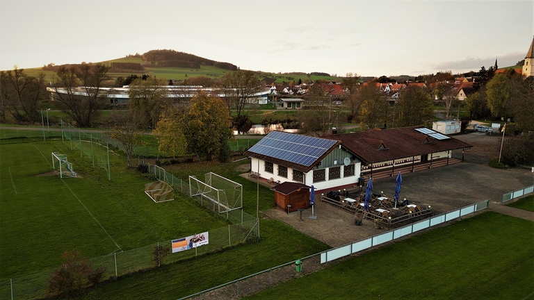 Das Vereinsheim des SV Geisingen aus der Luft (Foto: SWR)