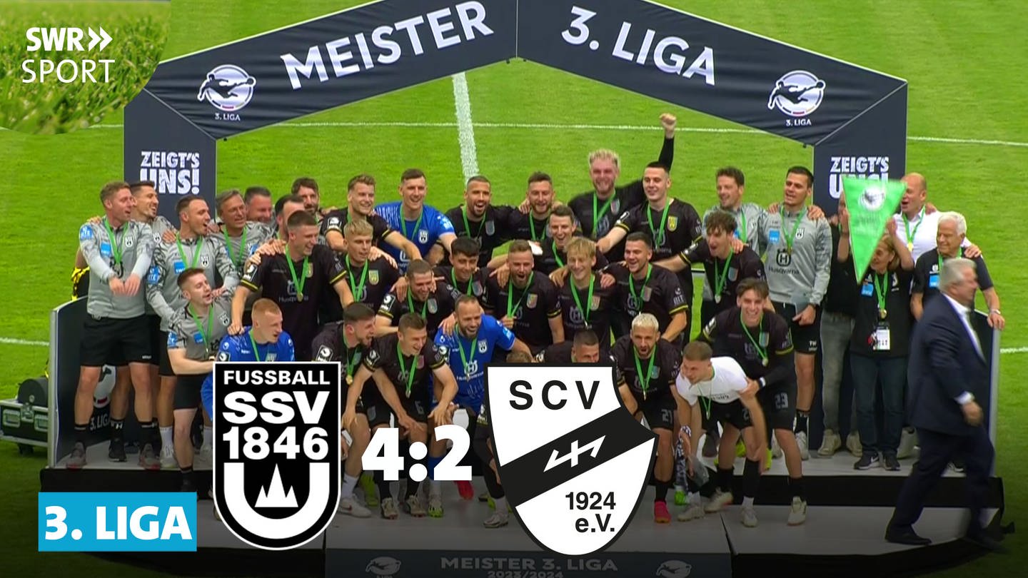 Ulmer Spieler bekommen den Pokal zum Meister der 3. Liga überreicht (Foto: SWR)