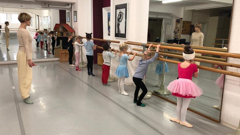 Trainerin Daria Chudjakowa übt mit den Kindern Ballettschritte (Foto: SWR, Martin Thiel)
