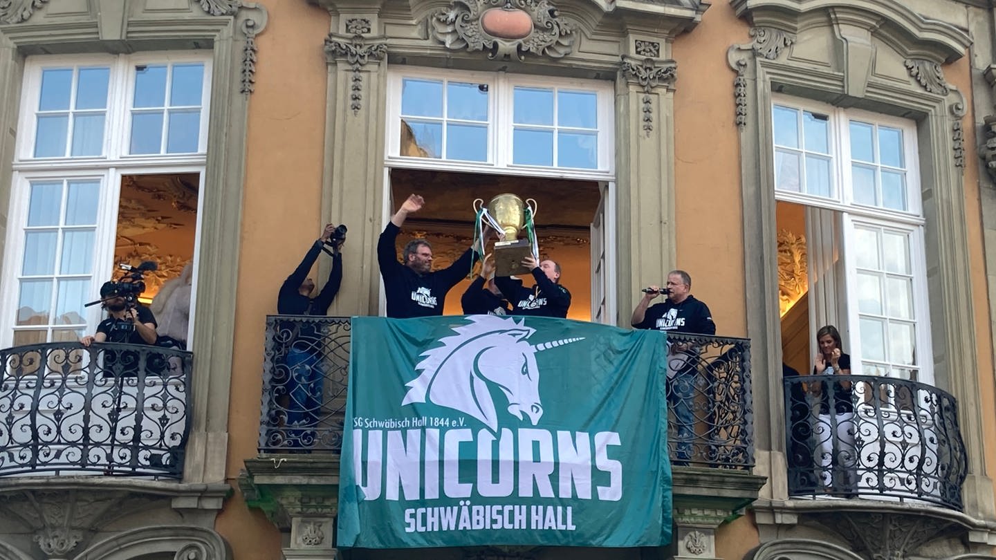 Die Schwäbisch Hall Unicorns lassen sich auf dem Marktplatz für den Gewinn des German Bowls feiern