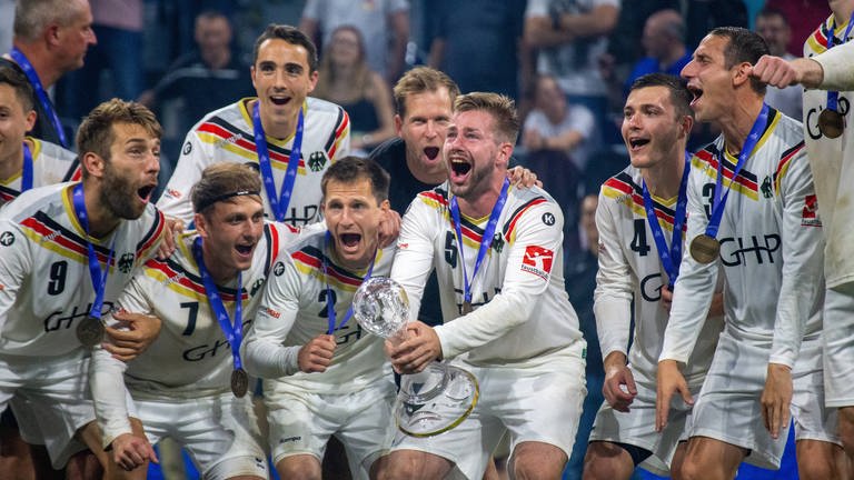 Die deutschen Faustballer feiern den WM-Titel in Mannheim.  (Foto: IMAGO, IMAGO / U. J. Alexander)